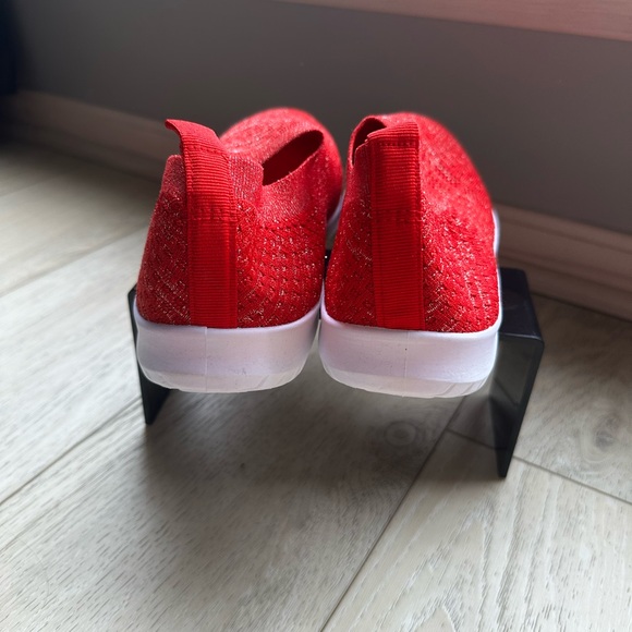 NEW - H2K - Vibrant Red and Silver Slip-On Sneakers with Knit Upper - Size 11 - Picture 3 of 4